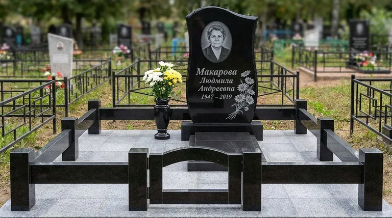 Памятник с гравировкой ромашек — выполненная работа «Макарова» в Якутске