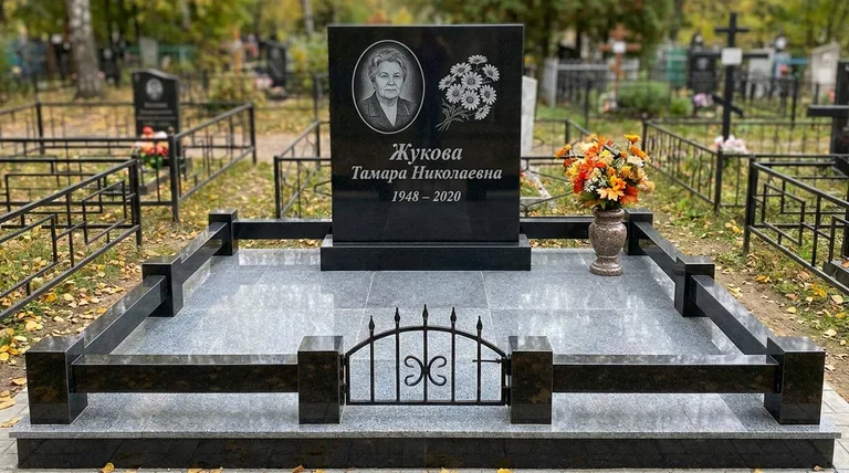 Памятник с гравировкой ромашек — выполненная работа «Жукова» в Якутске