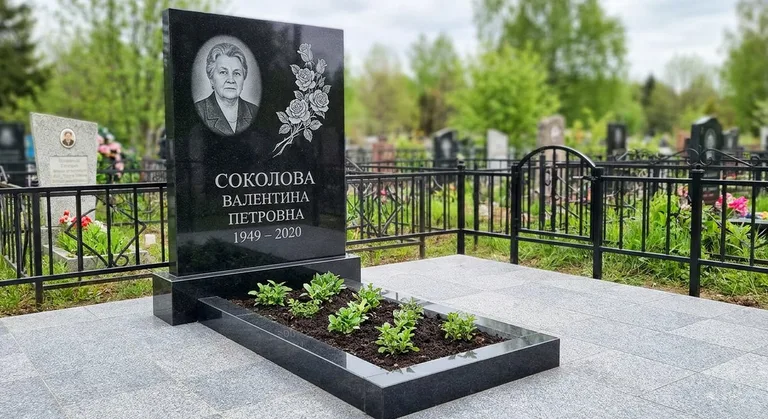 Памятник с гравировкой роз — выполненная работа «Соколова» в Якутске
