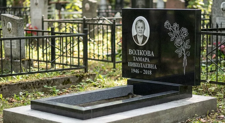 Памятник с гравировкой роз — выполненная работа «Волкова» в Якутске