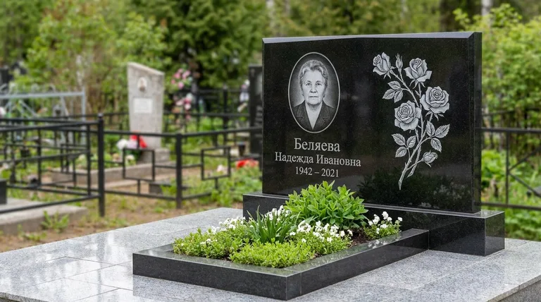 Памятник с гравировкой роз — выполненная работа «Беляева» в Якутске