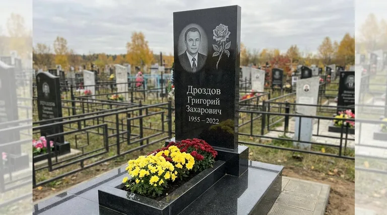 Памятник с гравировкой роз — выполненная работа «Дроздов» в Якутске
