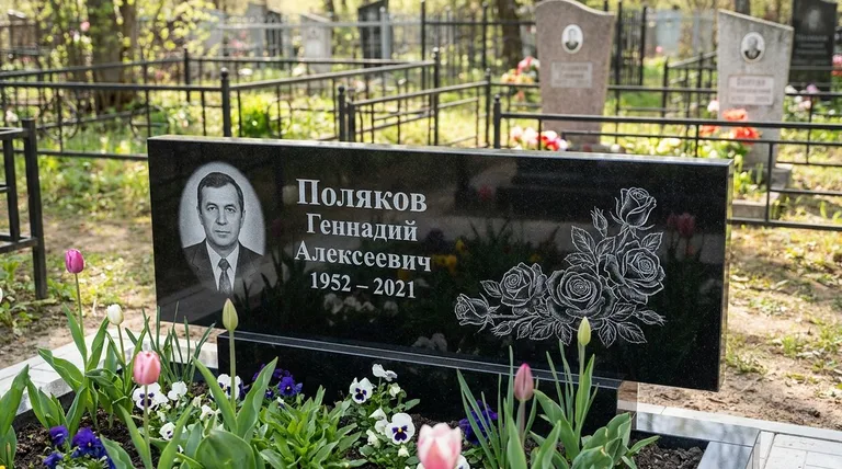 Памятник с гравировкой роз — выполненная работа «Поляков» в Якутске