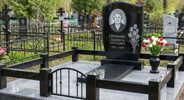 Памятник с гравировкой тюльпанов — выполненная работа «Громова» в Якутске