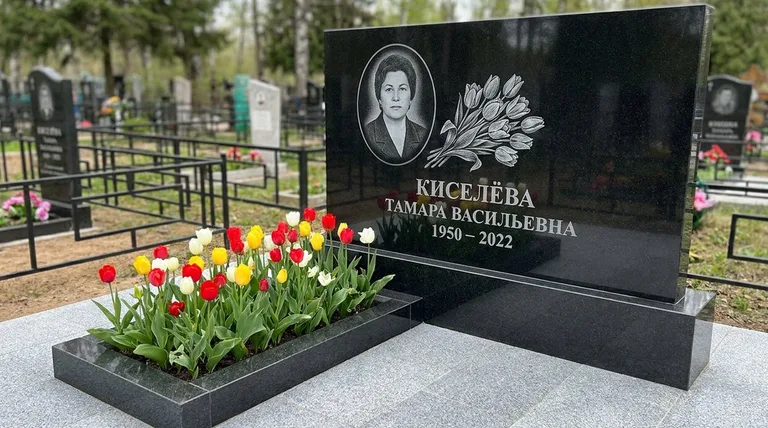 Памятник с гравировкой тюльпанов — выполненная работа «Киселёва» в Якутске