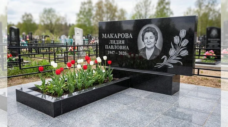 Памятник с гравировкой тюльпанов — выполненная работа «Макарова» в Якутске