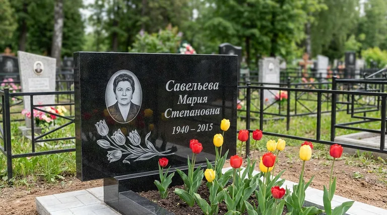 Памятник с гравировкой тюльпанов — выполненная работа «Савельева» в Якутске