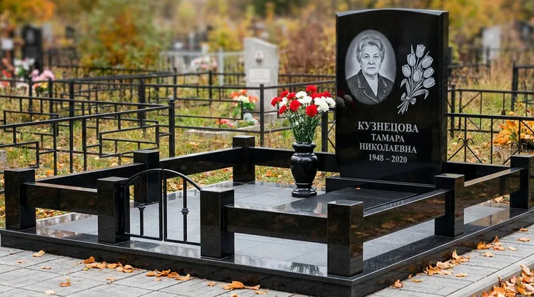 Памятник с гравировкой тюльпанов — выполненная работа «Кузнецова» в Якутске