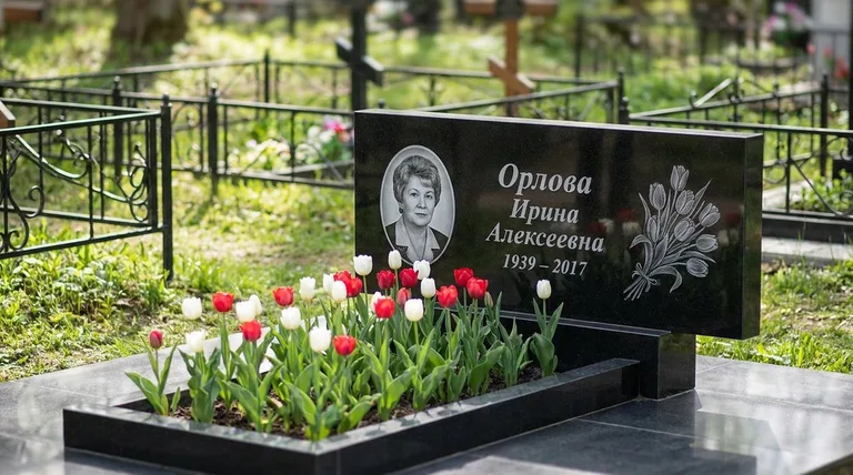 Памятник с гравировкой тюльпанов — выполненная работа «Орлова» в Якутске