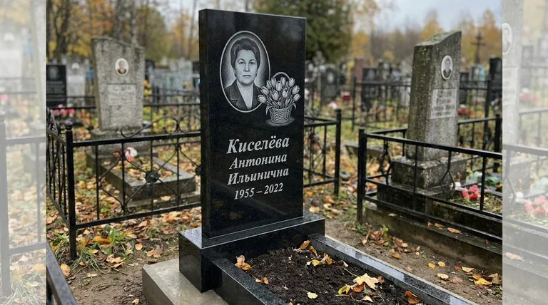Памятник с гравировкой тюльпанов — выполненная работа «Киселёва» в Якутске