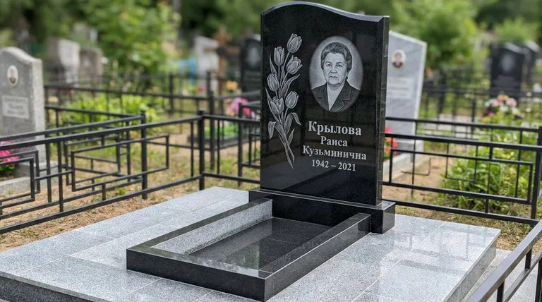 Памятник с гравировкой тюльпанов — выполненная работа «Крылова» в Якутске