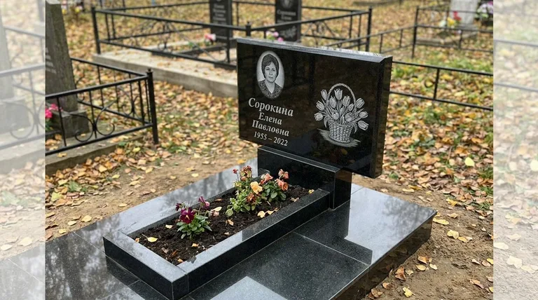 Памятник с гравировкой тюльпанов — выполненная работа «Сорокина» в Якутске
