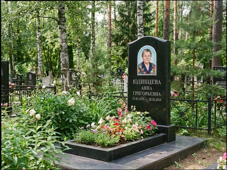 Овальный портрет на памятнике весной в Якутске