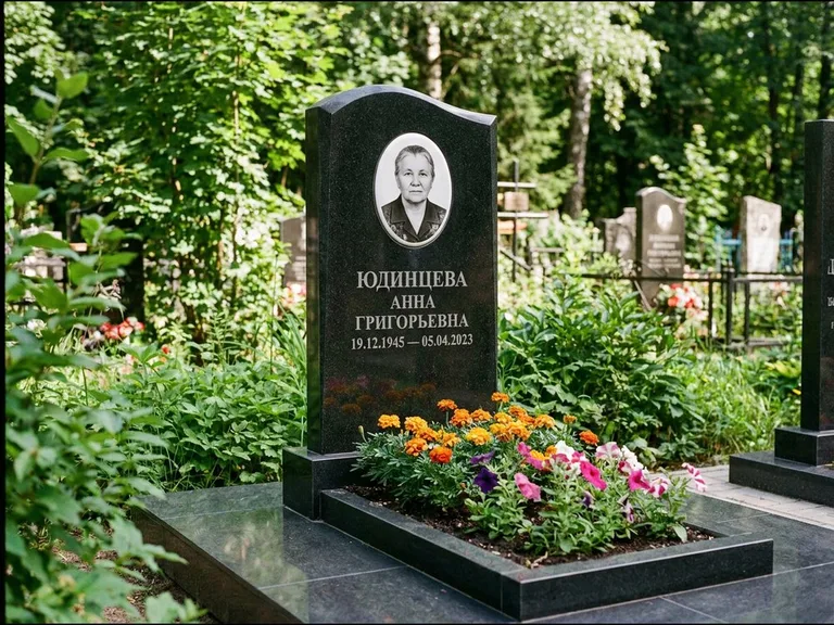 Овальный портрет на сером граните — работа «Юдинцева» в Якутске