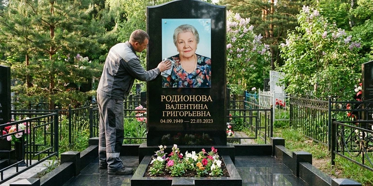 Фотокерамика и печать фото на памятник в Якутске — мастер устанавливает цветной портрет на стекле на гранитный памятник