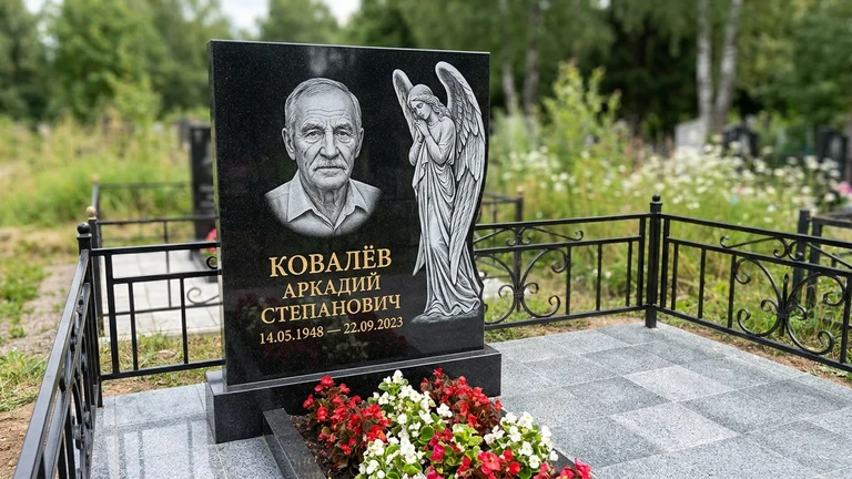 Гравировка ангела на памятник в Якутске — памятник из чёрного гранита с гравировкой