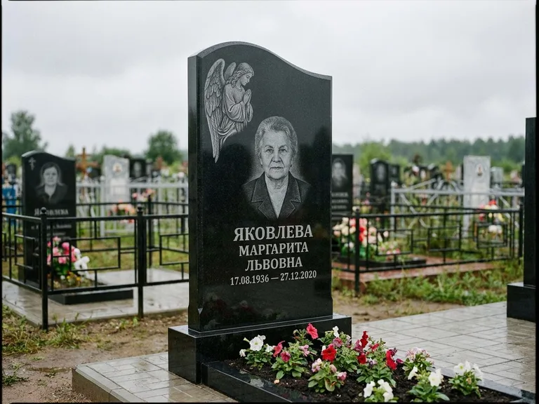 Памятник с гравировкой ангела — гравировка молящегося ангела в верхней части стелы, работа «Яковлева» в Якутске