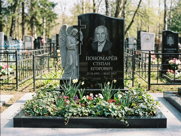 Памятник с гравировкой ангела — гравировка ангела с крестом рядом с эпитафией, работа «Пономарёв» в Якутске