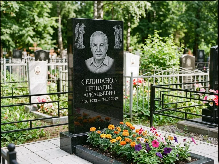 Памятник с гравировкой ангела — гравировка двух ангелов по сторонам портрета, работа «Селиванов» в Якутске