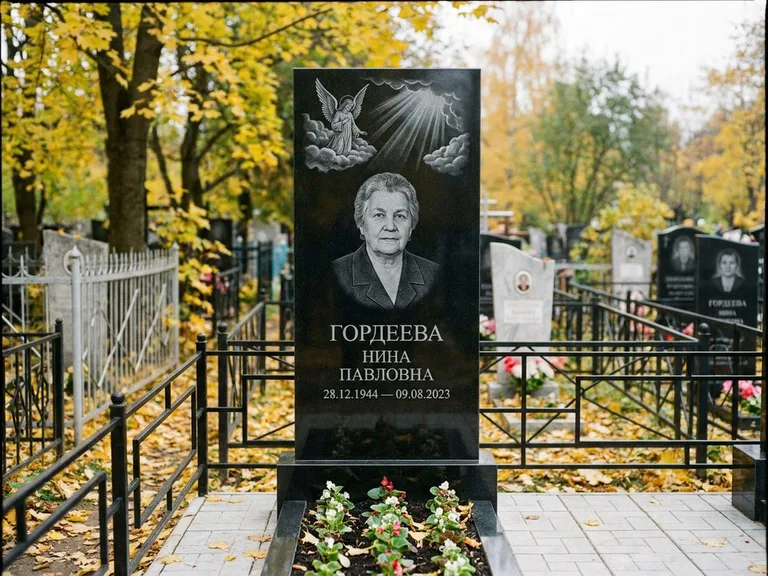 Памятник с гравировкой ангела — гравировка ангела в облаках с лучами над портретом, работа «Гордеева» в Якутске