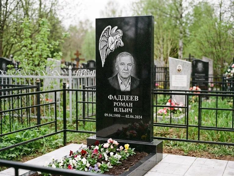 Памятник с гравировкой ангела — белая гравировка скорбящего ангела над портретом, работа «Фаддеев» в Якутске