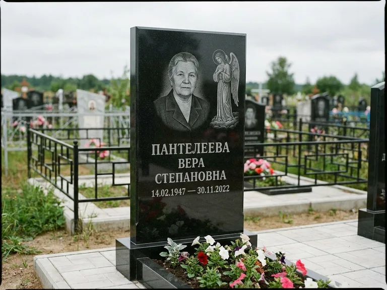 Памятник с гравировкой ангела — гравировка ангела-хранителя сбоку от портрета, работа «Пантелеева» в Якутске