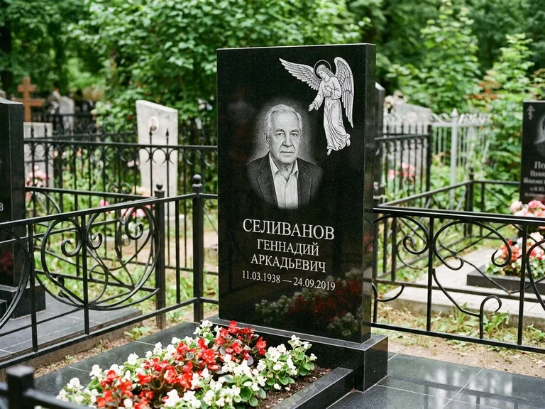 Памятник с гравировкой ангела — белая гравировка скорбящего ангела над портретом, работа «Селиванов» в Якутске