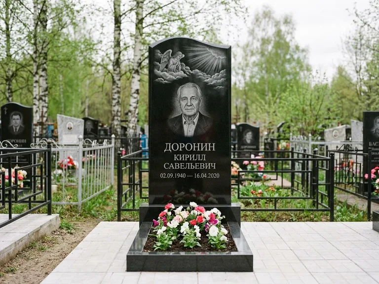 Памятник с гравировкой ангела — гравировка ангела в облаках с лучами над портретом, работа «Доронин» в Якутске
