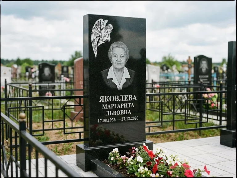 Памятник с гравировкой ангела — белая гравировка скорбящего ангела над портретом, работа «Яковлева» в Якутске