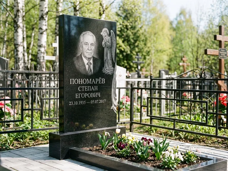 Памятник с гравировкой ангела — гравировка ангела-хранителя сбоку от портрета, работа «Пономарёв» в Якутске