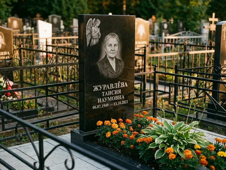 Памятник с гравировкой ангела — гравировка молящегося ангела в верхней части стелы, работа «Журавлёва» в Якутске