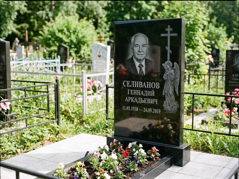 Памятник с гравировкой ангела — гравировка ангела с крестом рядом с эпитафией, работа «Селиванов» в Якутске