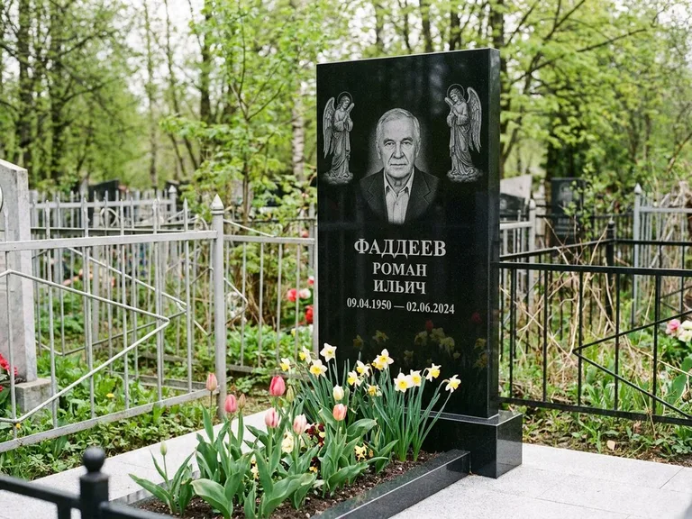 Памятник с гравировкой ангела — гравировка двух ангелов по сторонам портрета, работа «Фаддеев» в Якутске