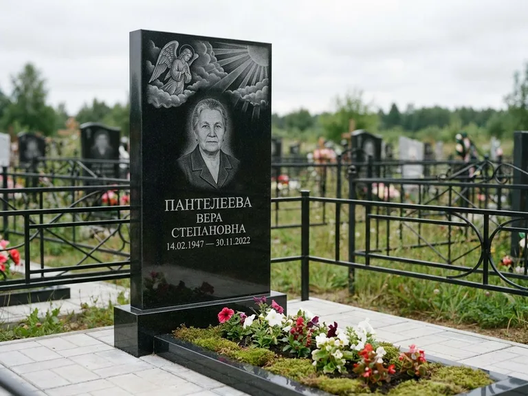 Памятник с гравировкой ангела — гравировка ангела в облаках с лучами над портретом, работа «Пантелеева» в Якутске