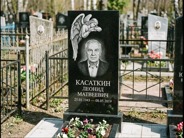 Памятник с гравировкой ангела — белая гравировка скорбящего ангела над портретом, работа «Касаткин» в Якутске