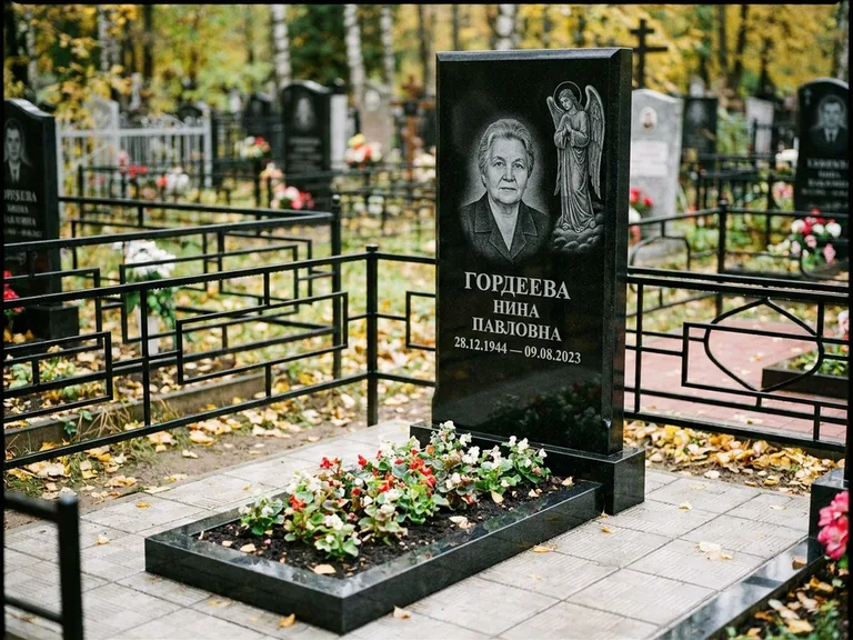Памятник с гравировкой ангела — гравировка ангела-хранителя сбоку от портрета, работа «Гордеева» в Якутске