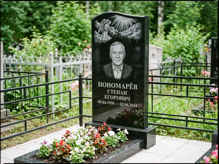 Памятник с гравировкой ангела — гравировка ангела-хранителя сбоку от портрета, работа «Лобанова» в Якутске