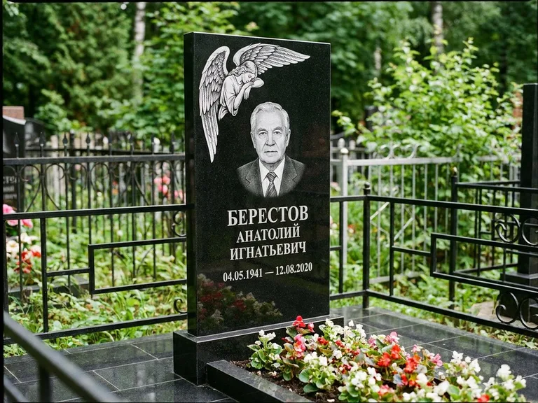 Памятник с гравировкой ангела — гравировка молящегося ангела в верхней части стелы, работа «Свиридов» в Якутске