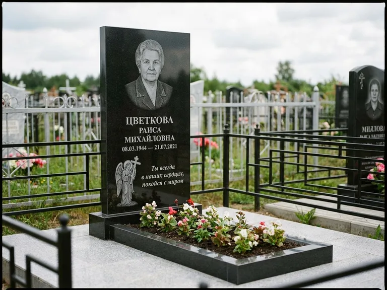 Памятник с гравировкой ангела — гравировка двух ангелов по сторонам портрета, работа «Яковлева» в Якутске