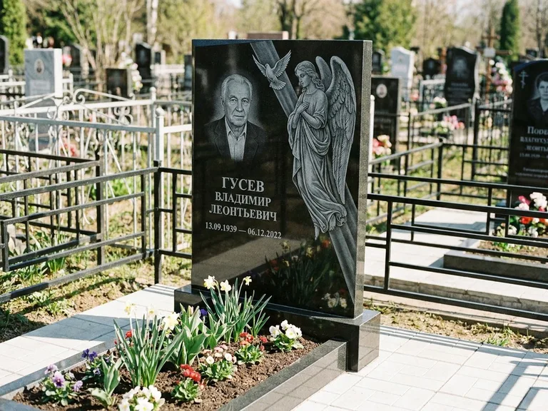 Памятник с гравировкой ангела — гравировка ангела в облаках с лучами над портретом, работа «Пономарёв» в Якутске