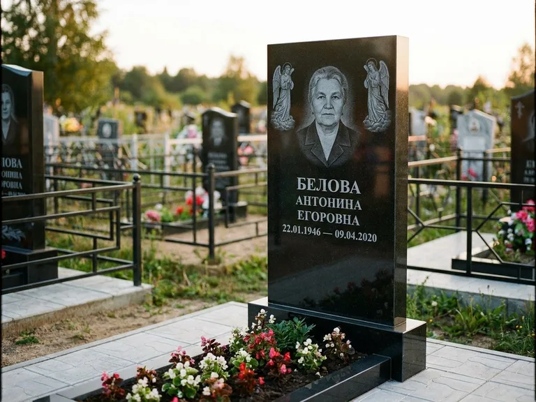 Памятник с гравировкой ангела — белая гравировка скорбящего ангела над портретом, работа «Журавлёва» в Якутске