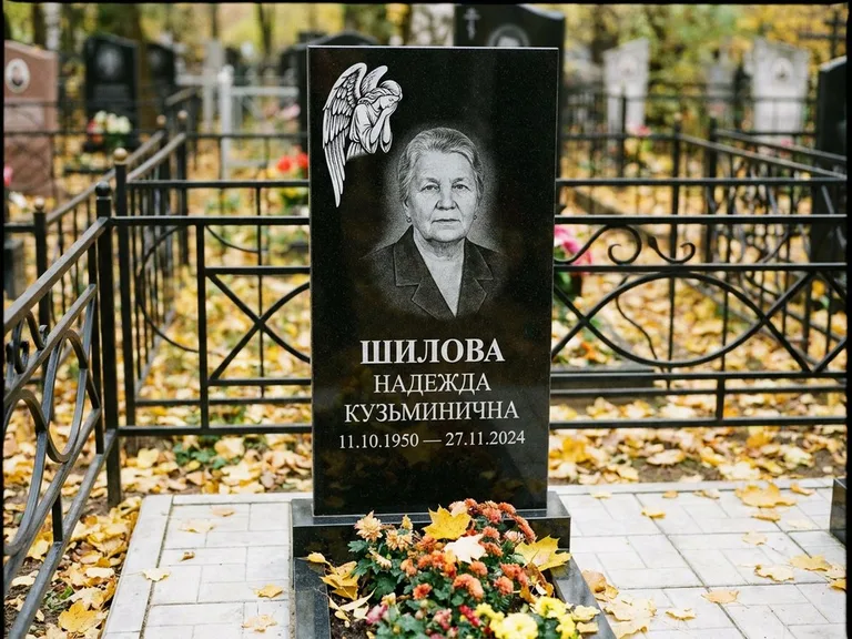 Памятник с гравировкой ангела — гравировка молящегося ангела в верхней части стелы, работа «Гордеева» в Якутске