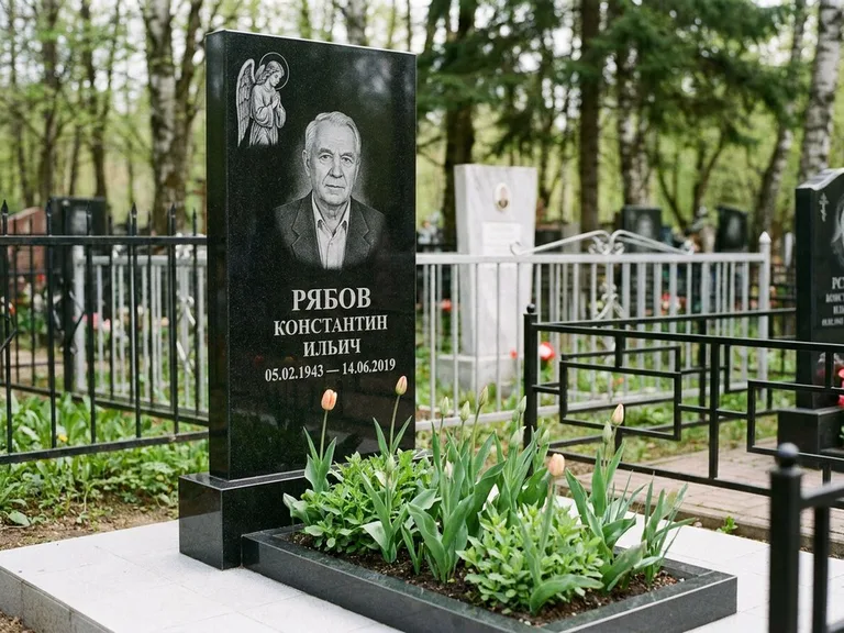 Памятник с гравировкой ангела — гравировка ангела с крестом рядом с эпитафией, работа «Фаддеев» в Якутске