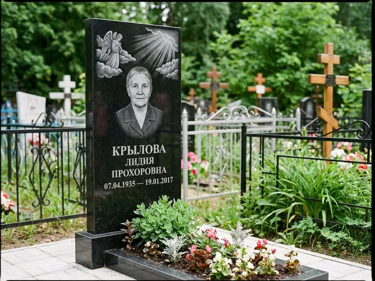 Памятник с гравировкой ангела — гравировка ангела в облаках с лучами над портретом, работа «Лобанова» в Якутске