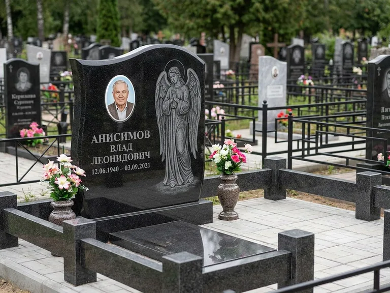 Памятник с гравировкой ангела — белая гравировка скорбящего ангела над портретом, работа «Свиридов» в Якутске