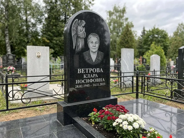 Памятник с гравировкой ангела — гравировка ангела-хранителя сбоку от портрета, работа «Игнатова» в Якутске
