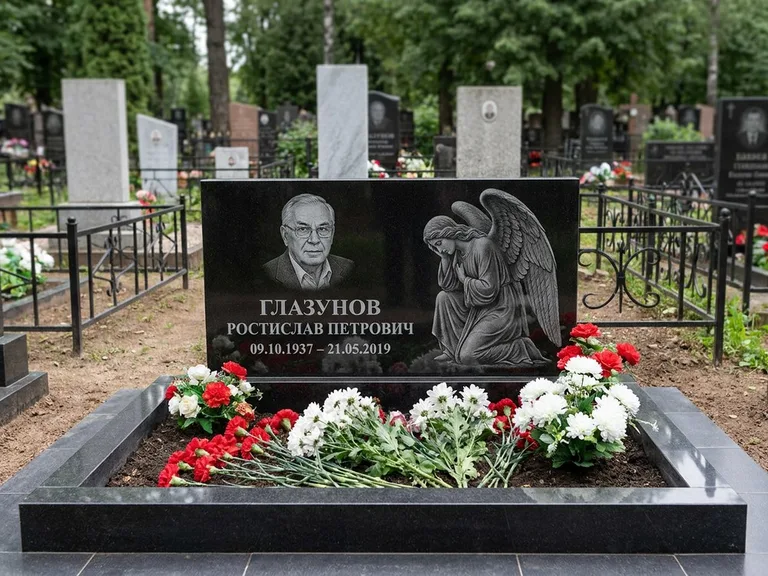 Памятник с гравировкой ангела — гравировка молящегося ангела в верхней части стелы, работа «Доронин» в Якутске
