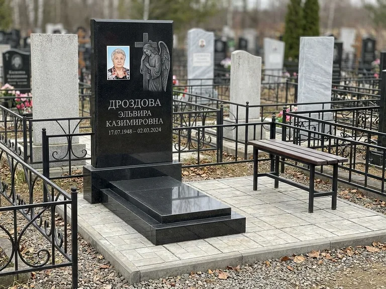 Памятник с гравировкой ангела — гравировка ангела с крестом рядом с эпитафией, работа «Яковлева» в Якутске