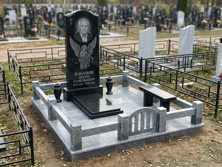 Памятник с гравировкой ангела — гравировка ангела с голубем по диагонали стелы, работа «Пономарёв» в Якутске