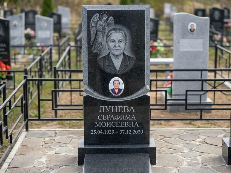 Памятник с гравировкой ангела — гравировка двух ангелов по сторонам портрета, работа «Журавлёва» в Якутске